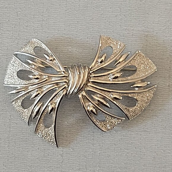 Vintage Monet Silver-Tone Bow Brooch Pin With Textured Detail - Picture 1 of 5